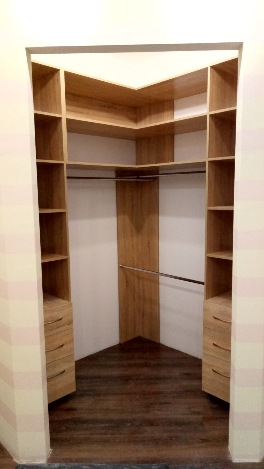 Гардеробная угловая встроенная