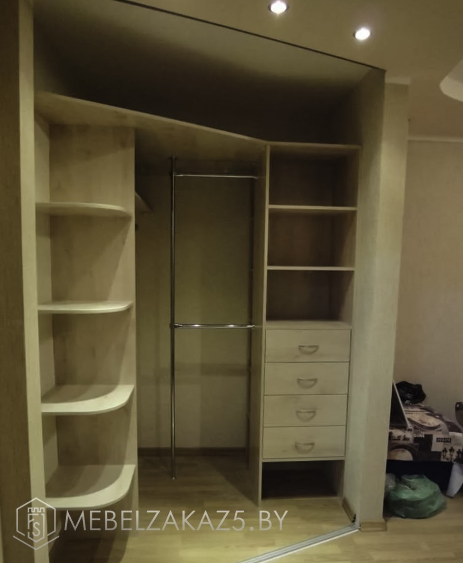 Гардеробная угловая встроенная