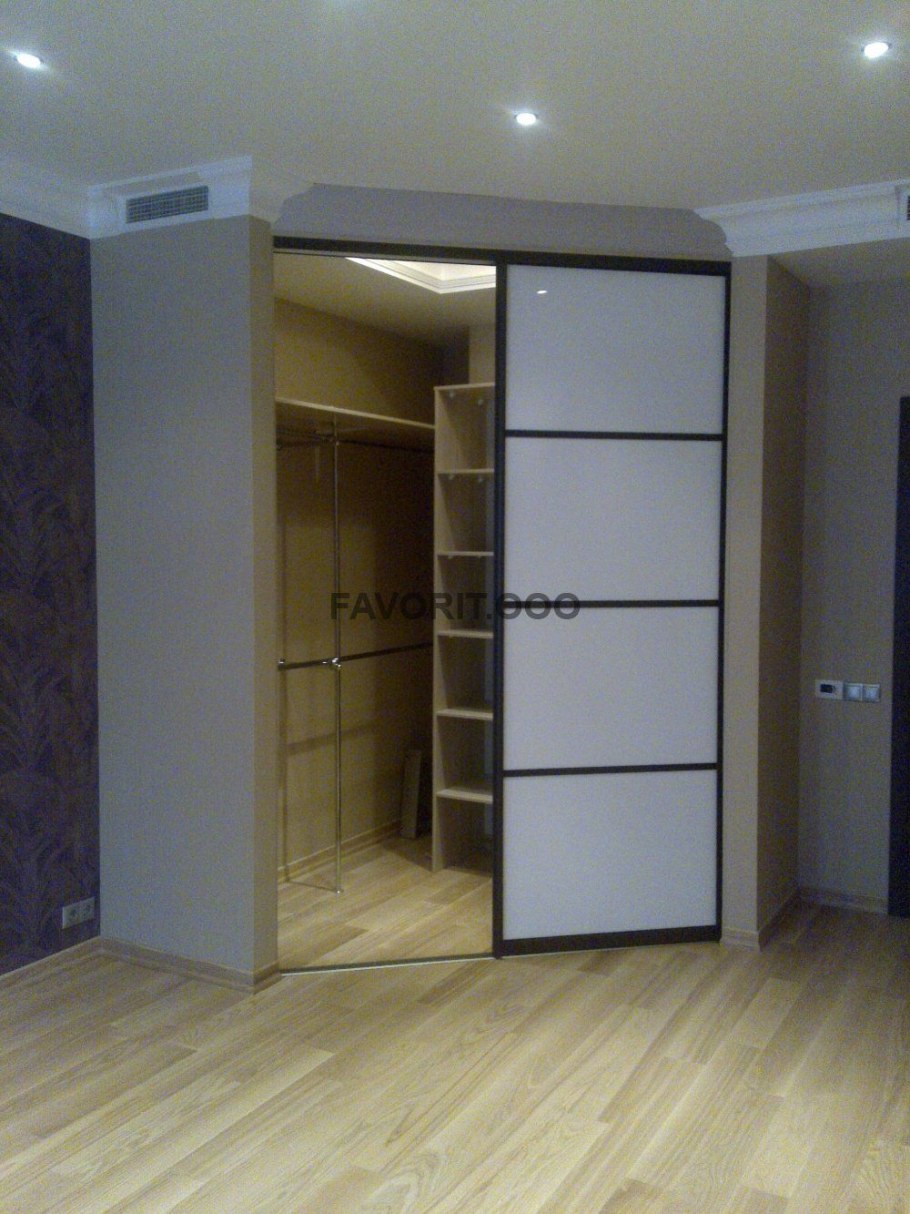 Угловая гардеробная в спальне