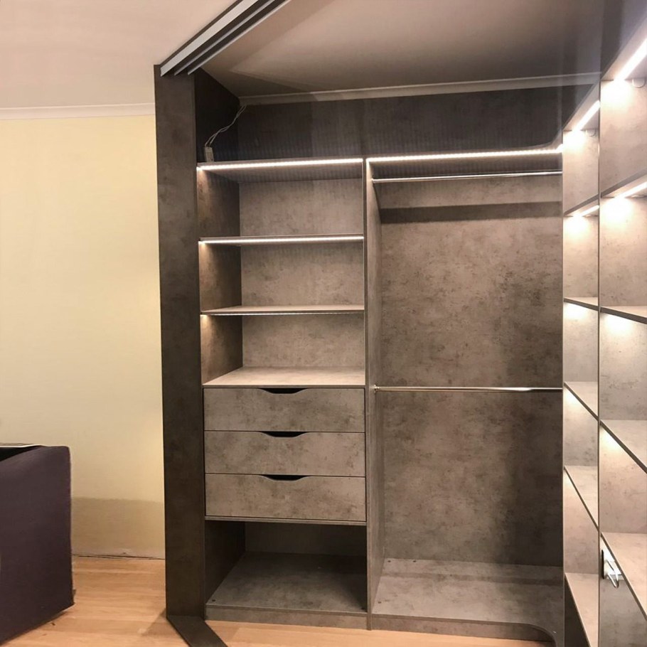 Угллаая гардеробная всспальне