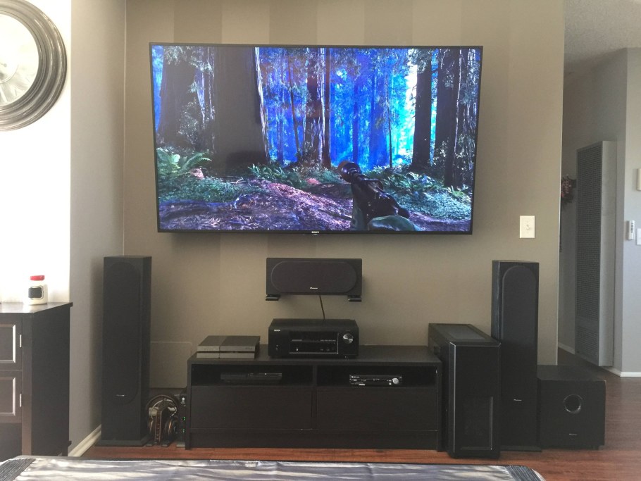 Телевизор 75 дюймов в комнате