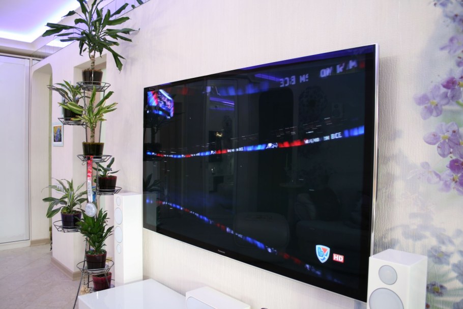 Телевизор 75 дюймов в комнате