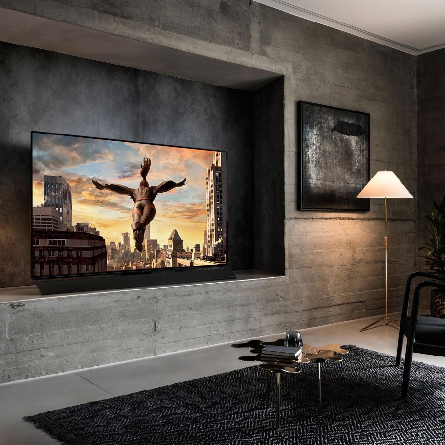 Телевизор 65 дюймов на стене