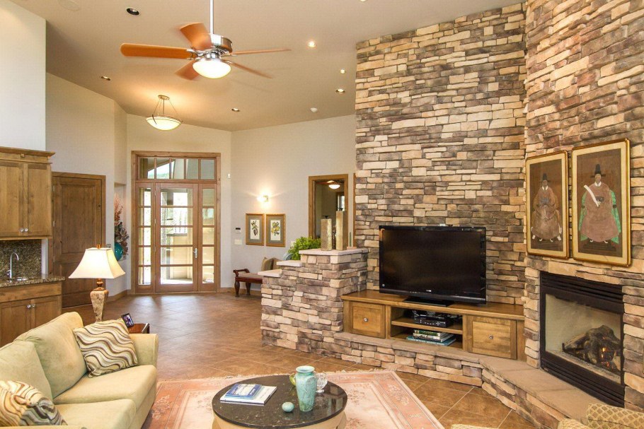 Отделка комнаты декоративным камнем