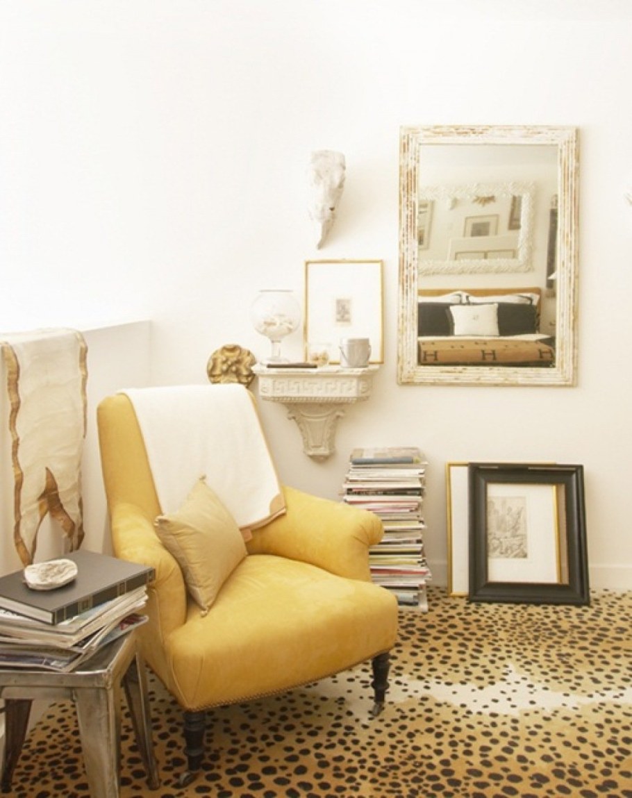 Дизайн интерьера с горчичным диваном