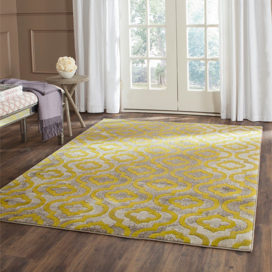 Желтый ковер
