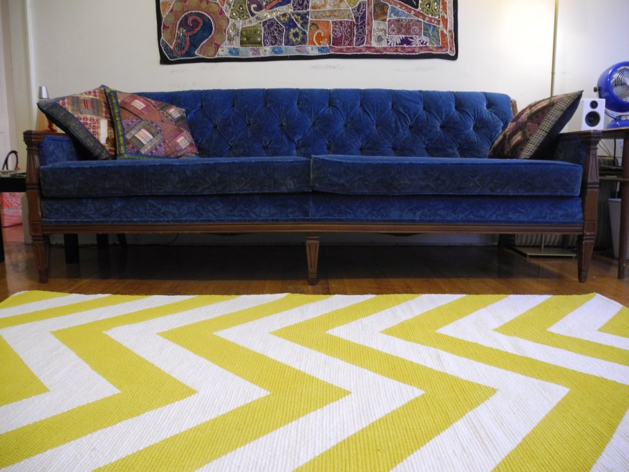 Ковер к синему дивану