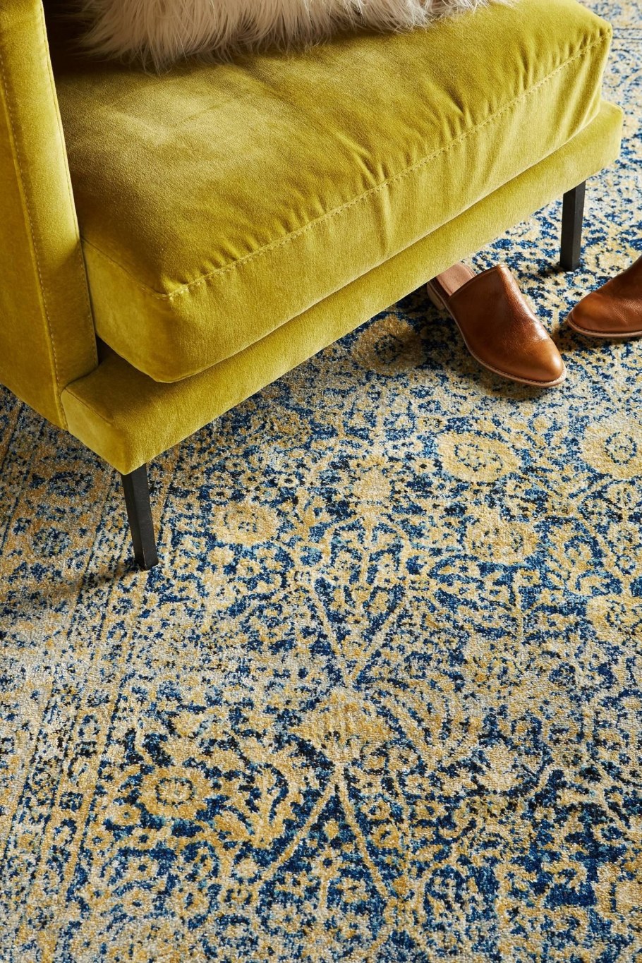 Желтый ковер