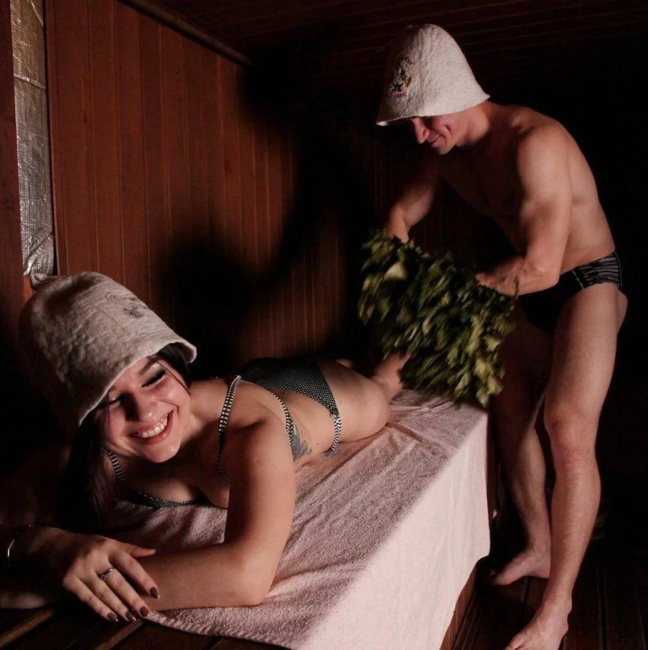 Девушка в бане с веником