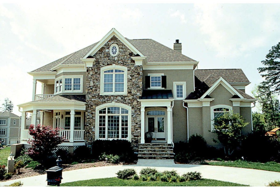 Красивый двухэтажный дом