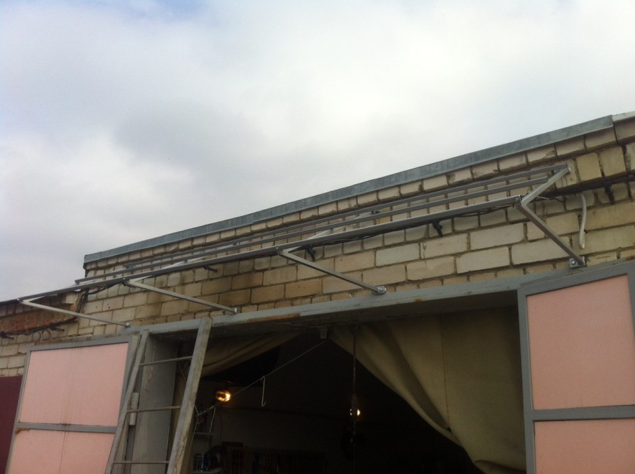 Козырек на гаражные ворота