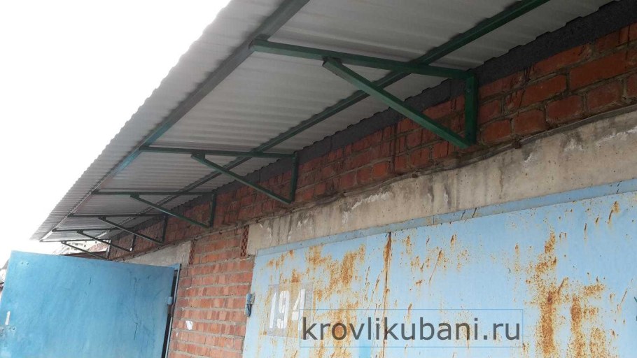 Козырек над воротами Ангара