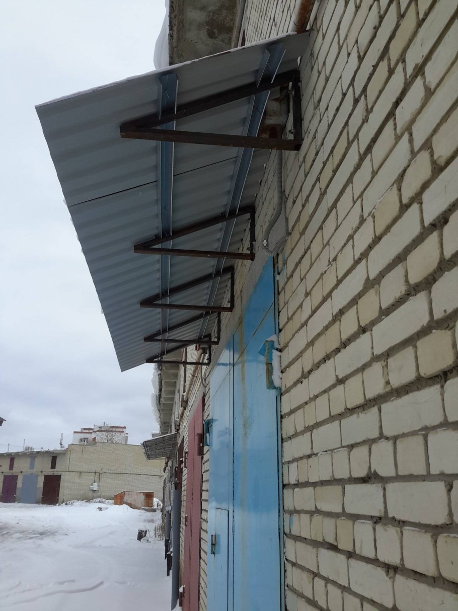 Козырек над гаражными воротами
