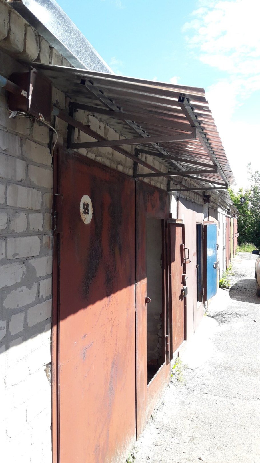 Козырек над гаражом