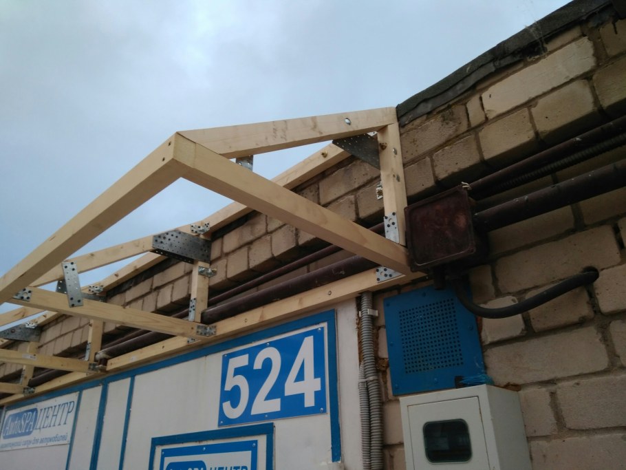 Козырёк над гаражными виротсми