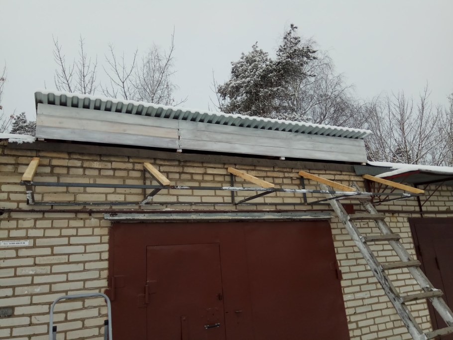 Козырек над гаражными воротами