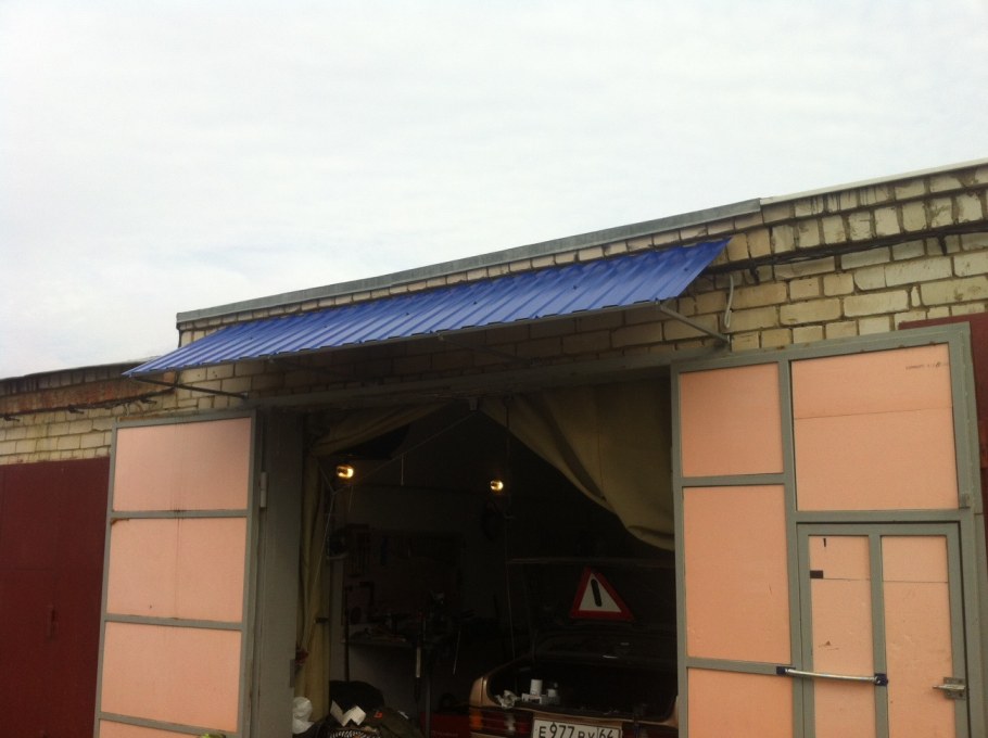 Навес над воротами гаража