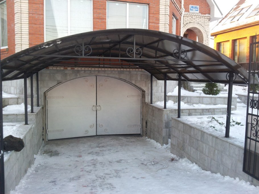 Навес над воротами гаража