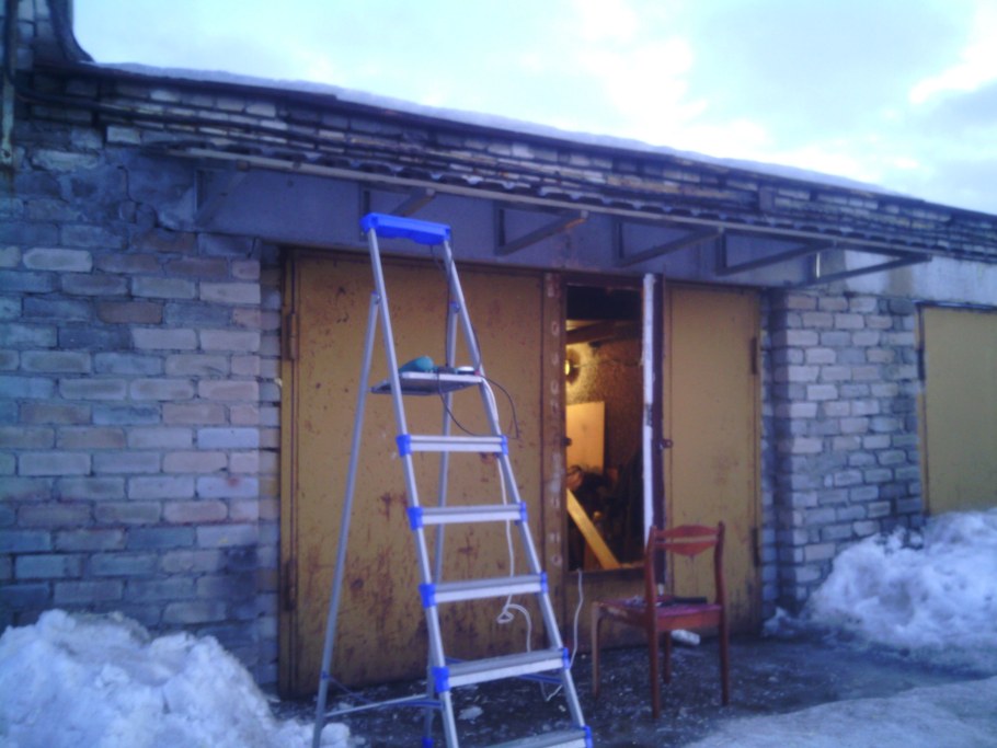 Навес над воротами гаража