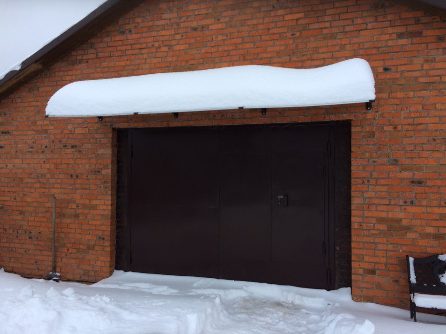 Козырек над воротами гаража