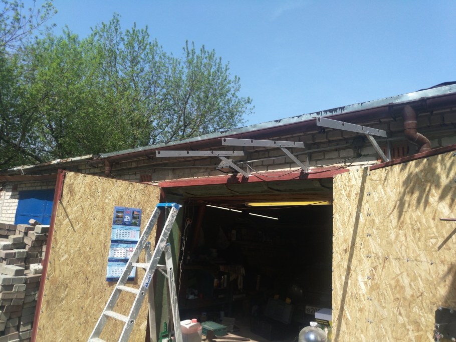 Самодельный козырек над гаражными воротами