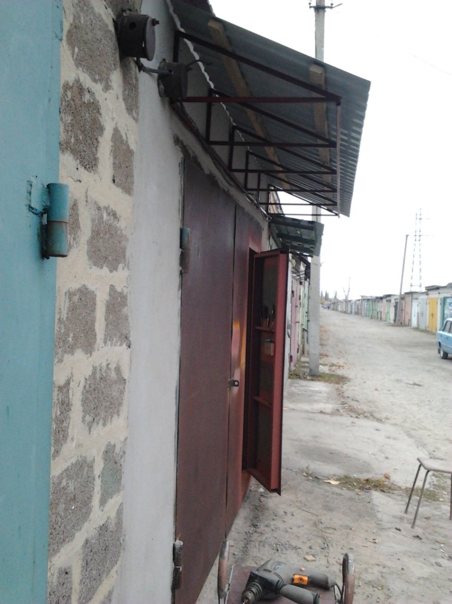 Козырек на ворота гаража