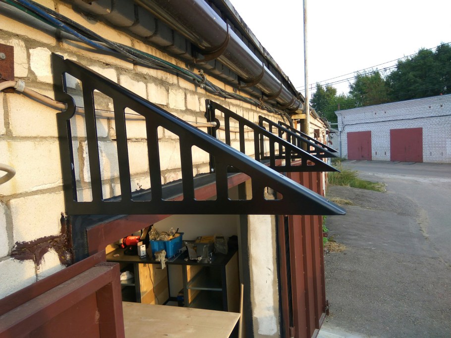 Козырек над гаражом