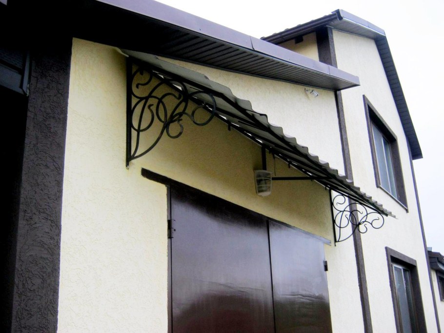 Кованый козырек над гаражом