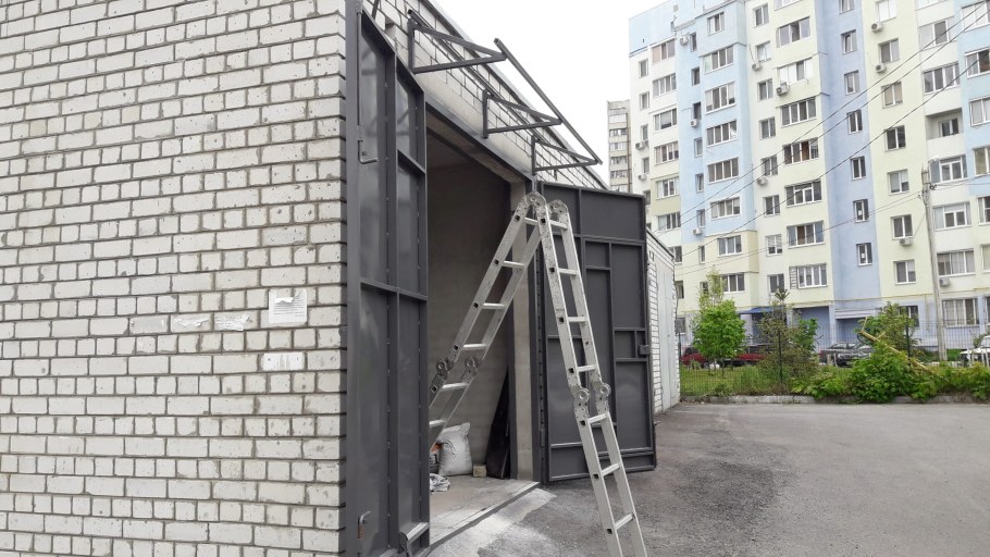 Козырек для гаражных ворот