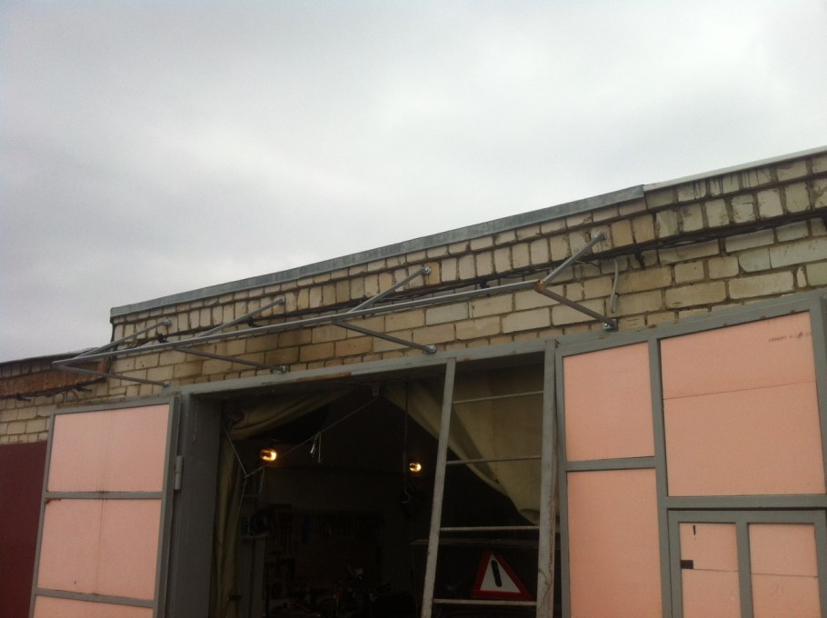 Козырек над гаражными воротами