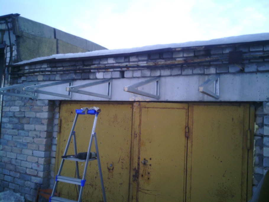 Навес над воротами гаража