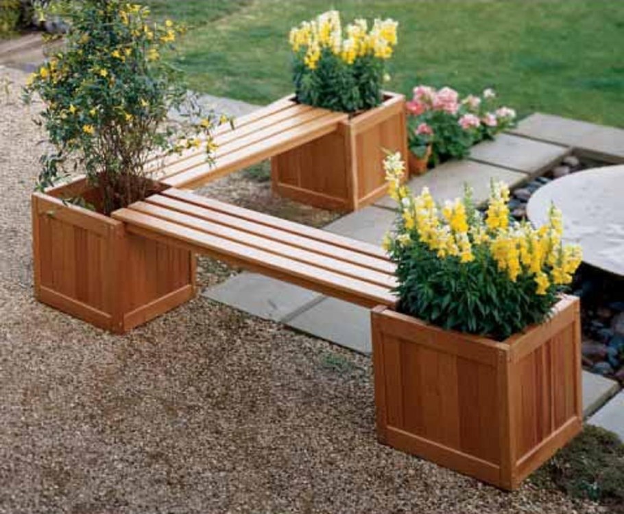 Скамейка с цветником