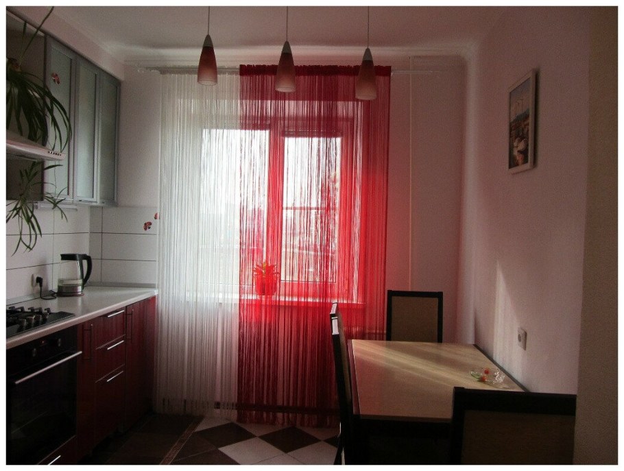 Красная тюль на кухню