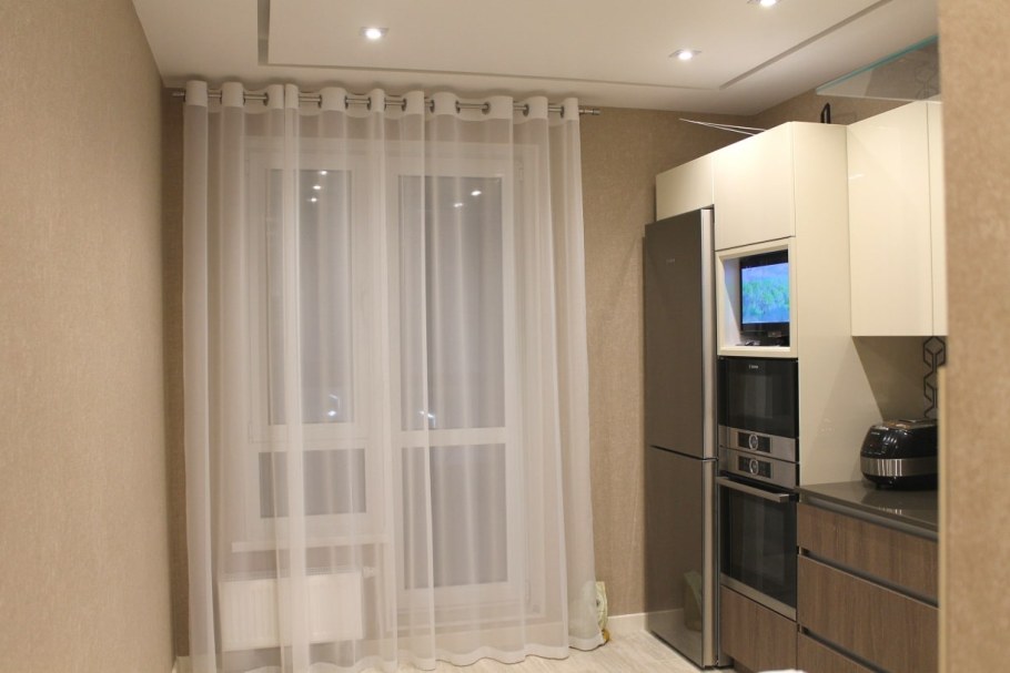 Тюль на окно с дверью на балкон