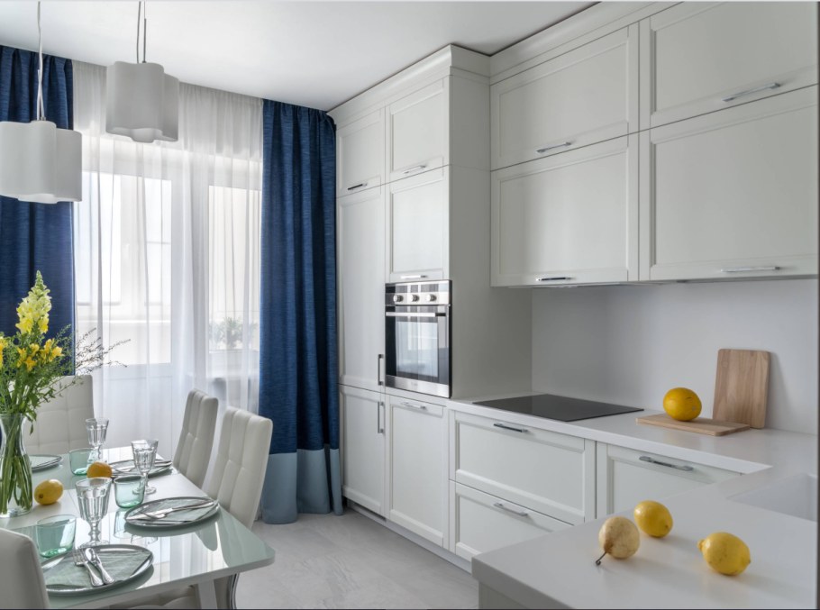 Синие шторы на кухне