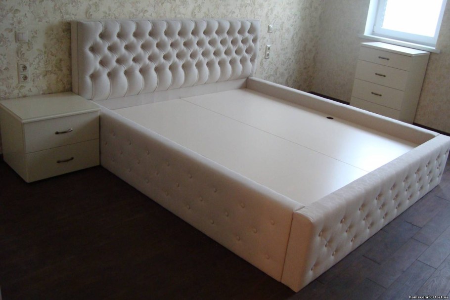 Кровать обшитая кожей