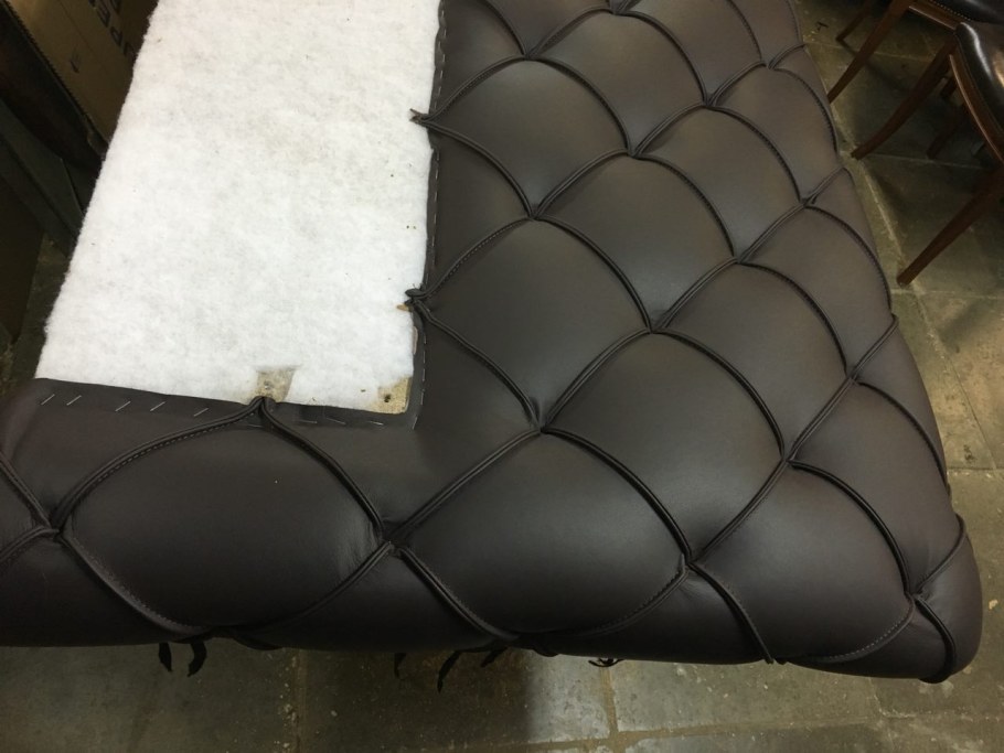 Обтяжка кожей кровать