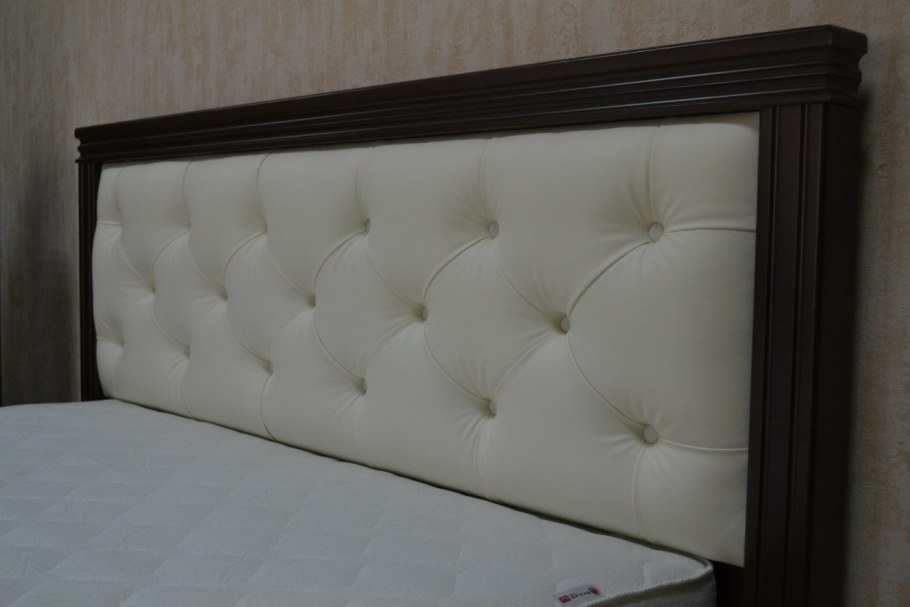 Кровать со спинкой из экокожи