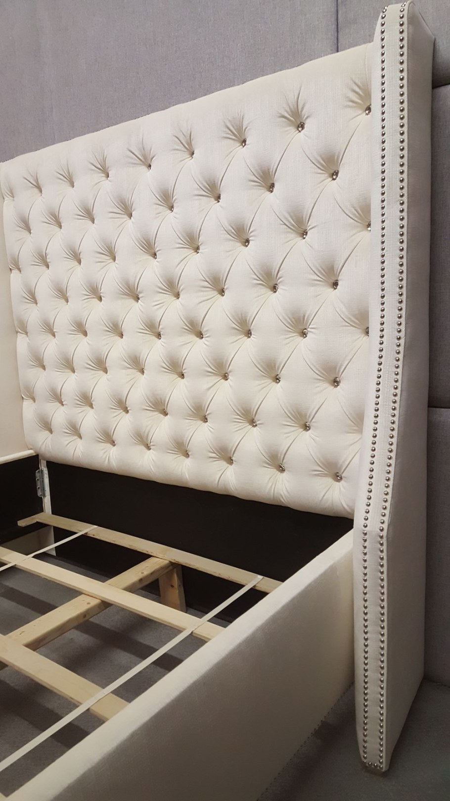 Кровать с мягкой спинкой