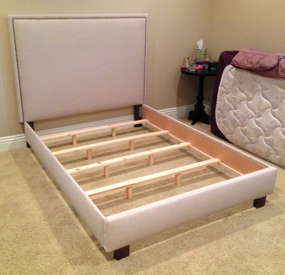 Кровать двуспальная обитая тканью