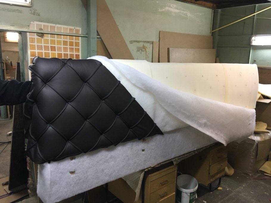 Обтяжка изголовья кровати