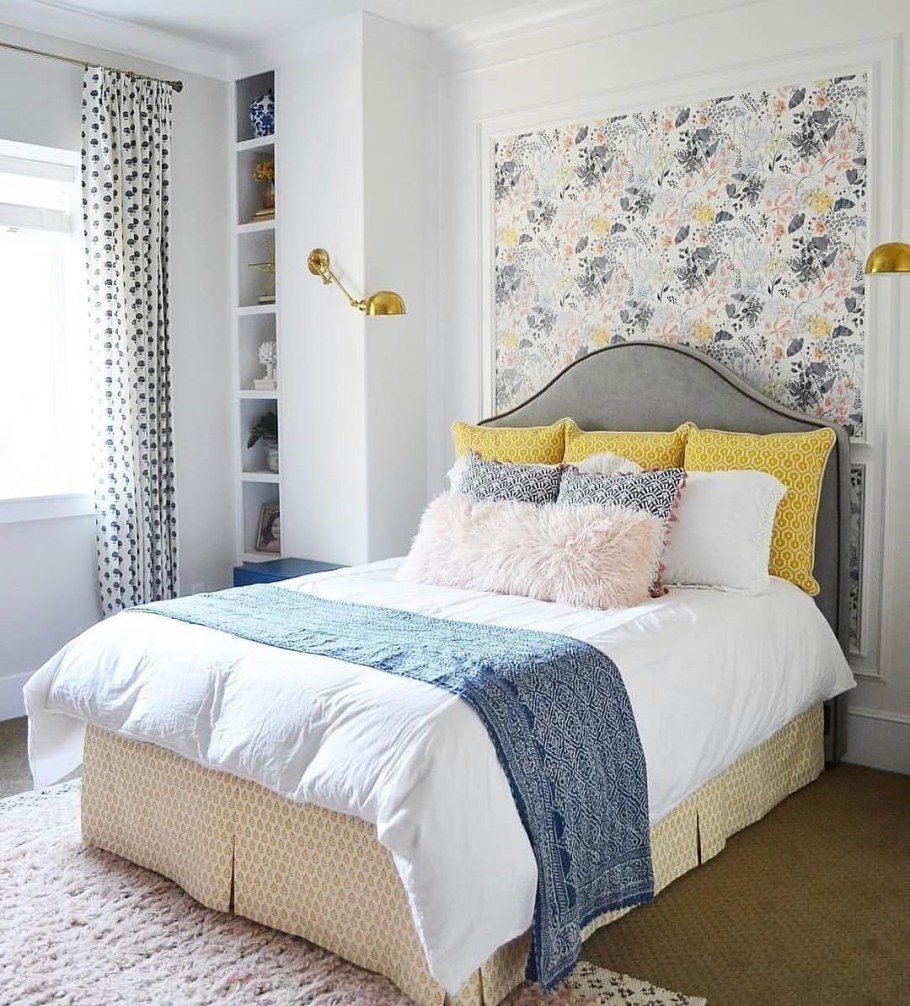 Кровать в интерьере спальни