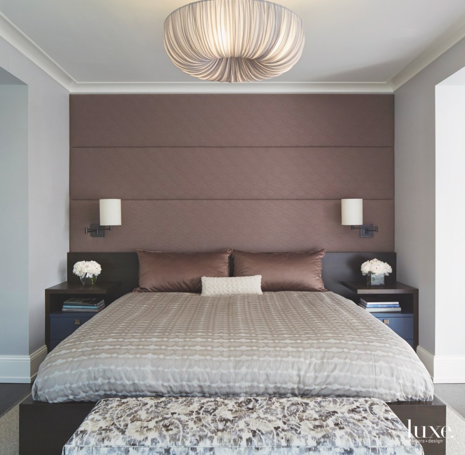 Стена за изголовьем кровати