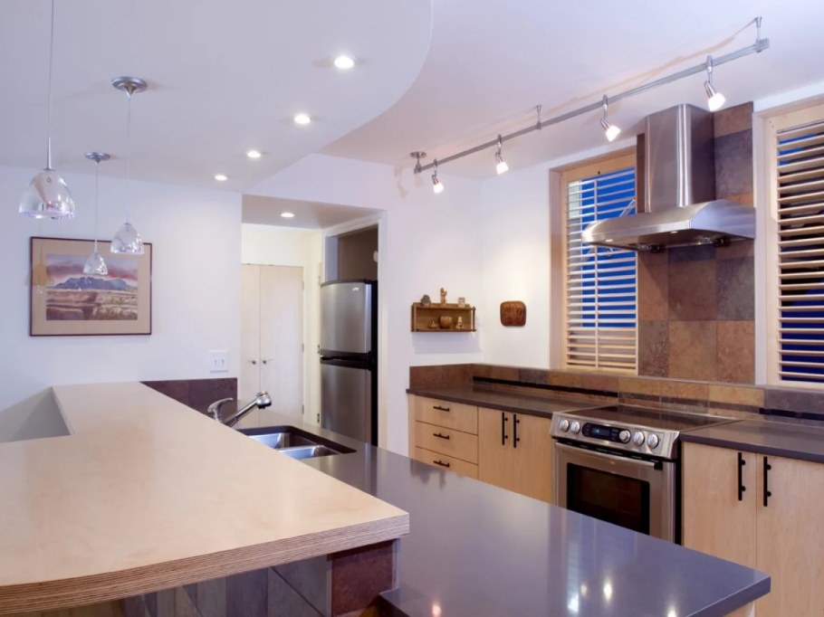 Точечное освещение наткухне