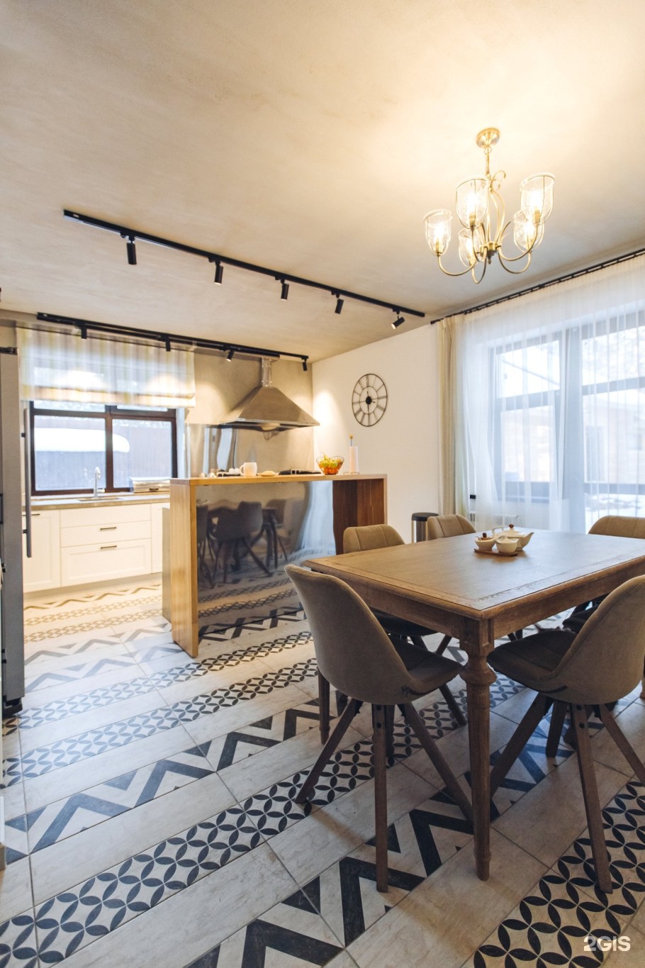 Трековые светильники в кухне гостиной