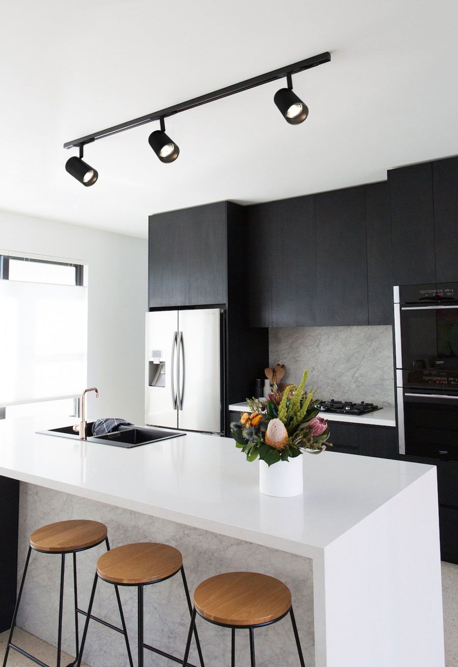 Трековые светильники над столом