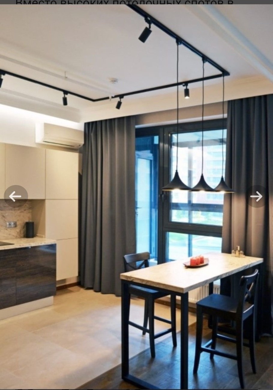 Трековые светильники в кухне гостиной