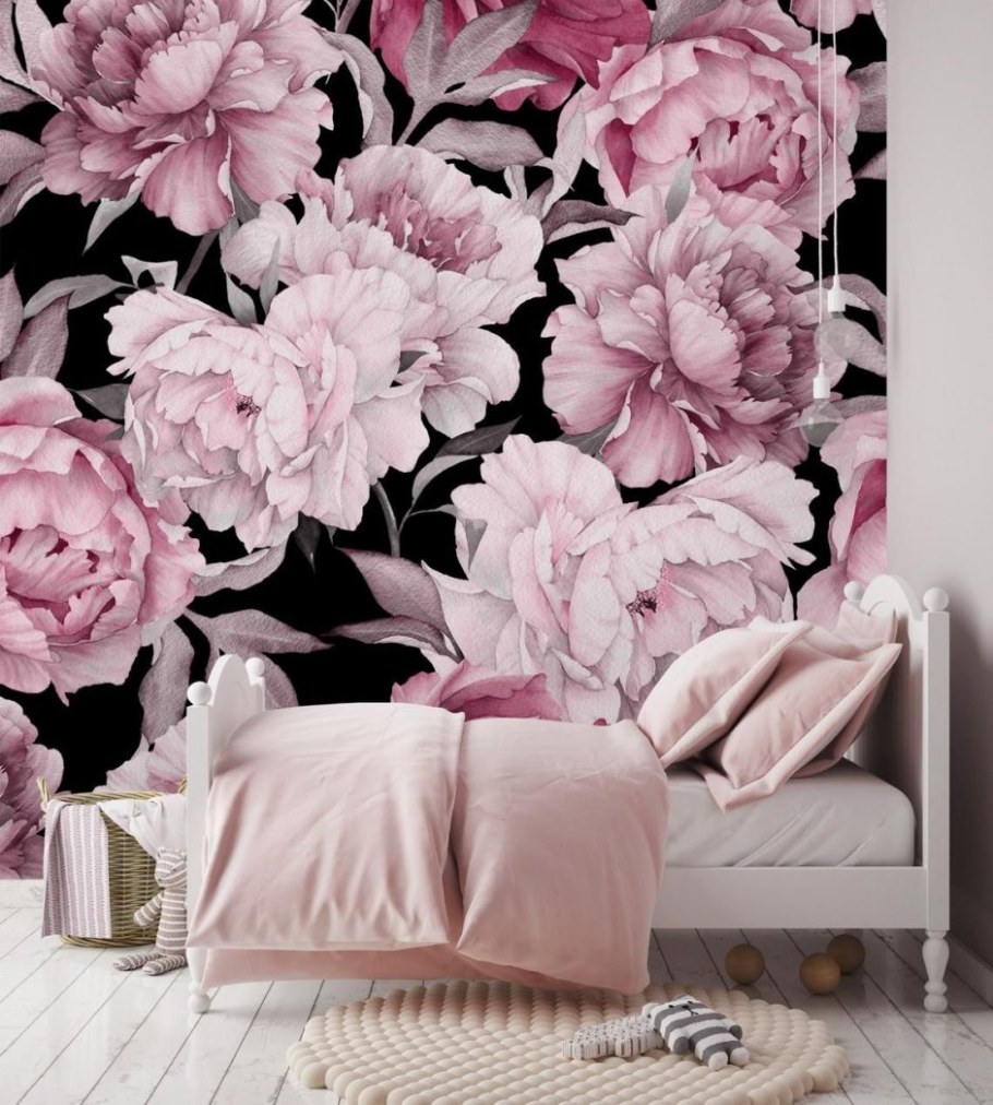 Пионы на стене в интерьере