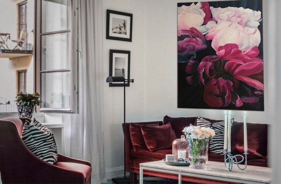 Картина в интерьер с бордовым