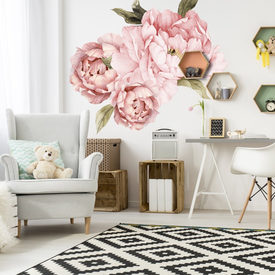 Пионы на стене в интерьере